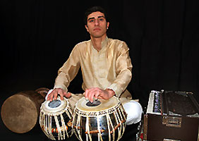 Kaveh an den Tablas